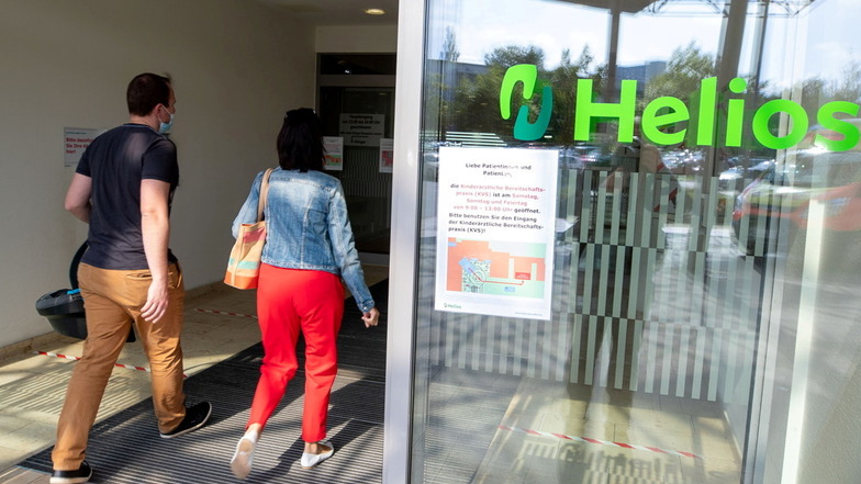 Ein Schild an der Tür informiert: Ab Sonnabend befindet sich in der Helios-Klinik Pirna die erste und einzige rein kinderärztliche Bereitschaftspraxis im Landkreis.