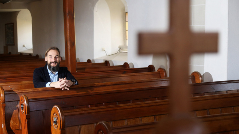 Pfarrer Martin Scheiter sitzt in der Glaubitzer Kirche. Hier wird am Sonntag ein Taufgottesdienst gefeiert.