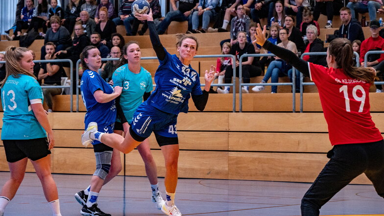 Franziska Teuchert erzielt hier eins ihrer drei Tore gegen die SG Klotzsche. Am Ende hatten die Sachsenliga-Handballerinen der HSG Neudorf/Döbeln mit 32:24 die Nase vorn.