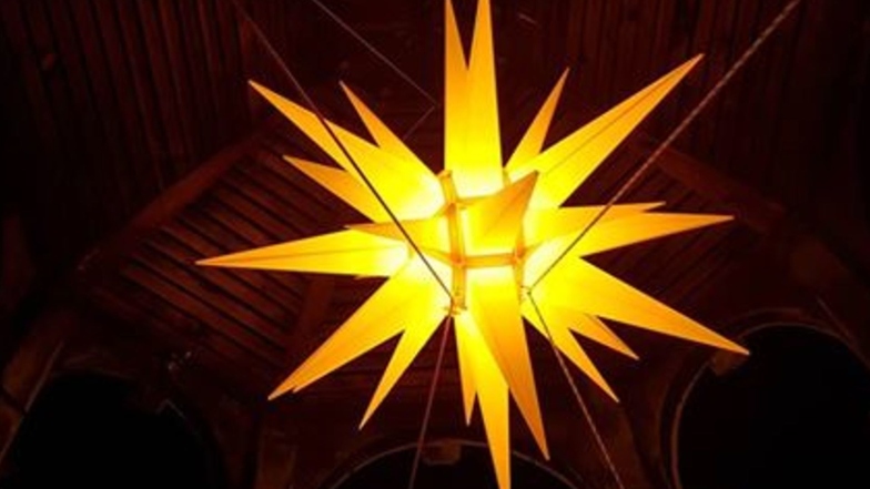 Ein 1,30 Meter großer Stern leuchtet nun im Kirchturm von Schönbach.