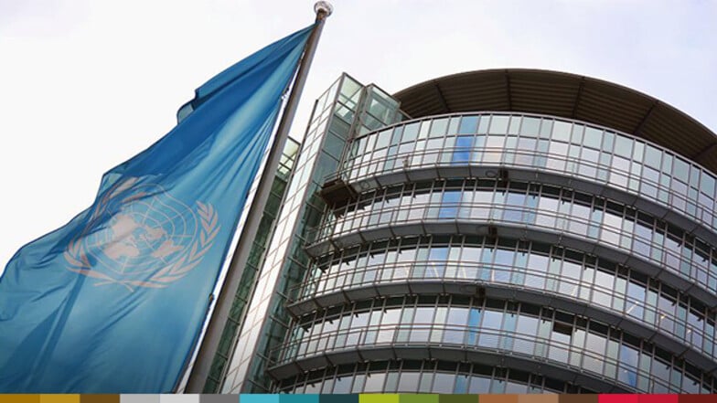 Die offizielle Flagge der Vereinten Nationen weht auch in Dresdens Innenstadt.