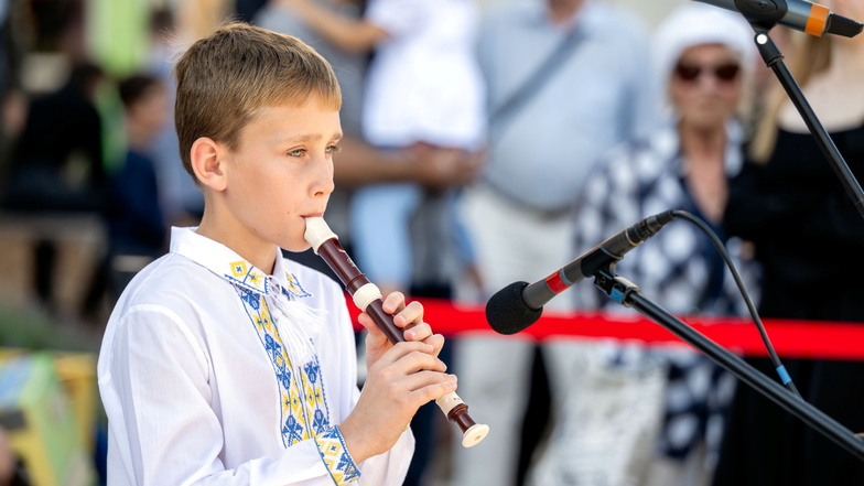 Timofey spielte zum Auftakt der Interkulturellen Wochen 2023 im Landkreis Bautzen ein Stück auf seiner Flöte und begeisterte damit das Publikum.