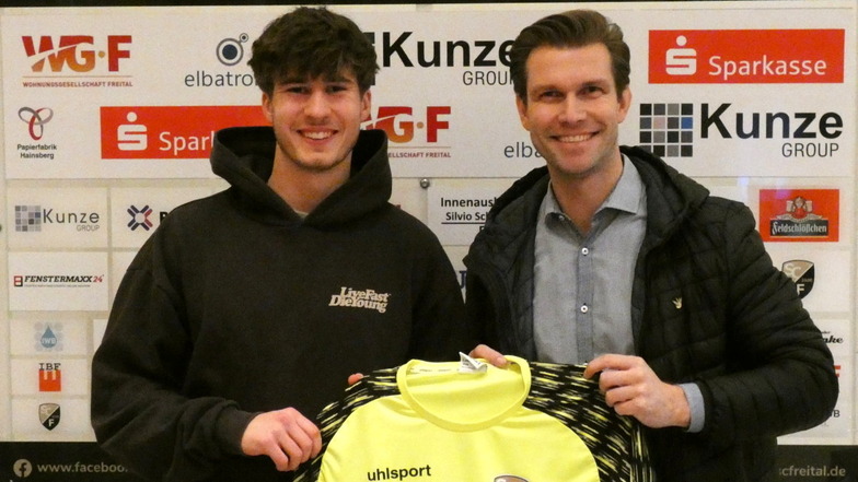Johannes Endmann (l.), hier mit Fußball-Abteilungsleiter Daniel Wirth, ist neu beim SC Freital.
