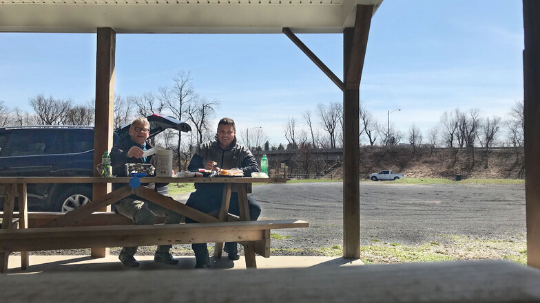Weil die Restaurants wegen der Coronakrise auch in den USA geschlossen wurden, mussten Andreas Nitsche (links) und sein Kollege das Essen im Freien verspeisen.