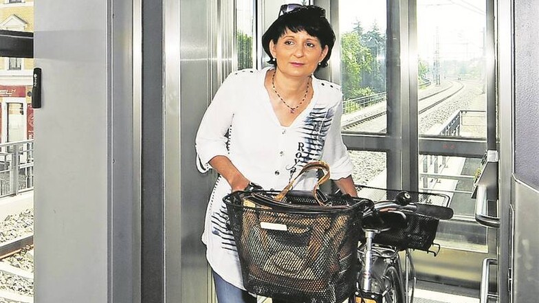 Mit dem Fahrrad „Das Fahrrad passt gut rein. Notfalls auch zwei“, sagt Judith Hennig. Die Radebeulerin fährt seltener S-Bahn, aber wenn, dann ist es jetzt viel praktischer mit Aufzug.