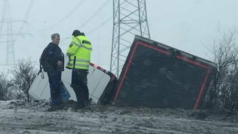 Bei diesem Unfall an der Autobahn 14 nahe der Anschlussstelle Döbeln-Ost sind nach Angaben eines Reporters vor Ort zwei Personen verletzt worden.
