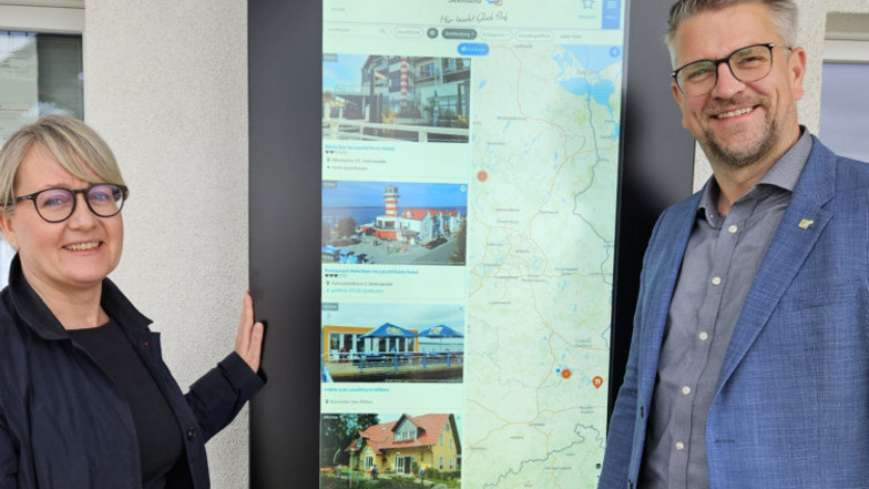 Antje Gasterstädt, Bürgermeisterin der Gemeinde Elsterheide, und Daniel Just, Geschäftsführer des Zweckverbandes Lausitzer Seenland Sachsen, überzeugten sich vor Ort vom neuen digitalen Informationsangebot in Geierswalde.