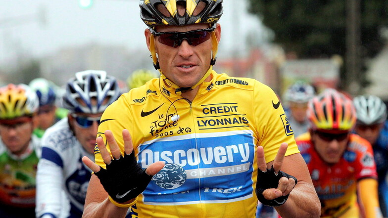 Seine sieben Tour-Siege hintereinander zählen nicht mehr: Lance Armstrong im Juli 2005 auf dem Weg nach Paris.