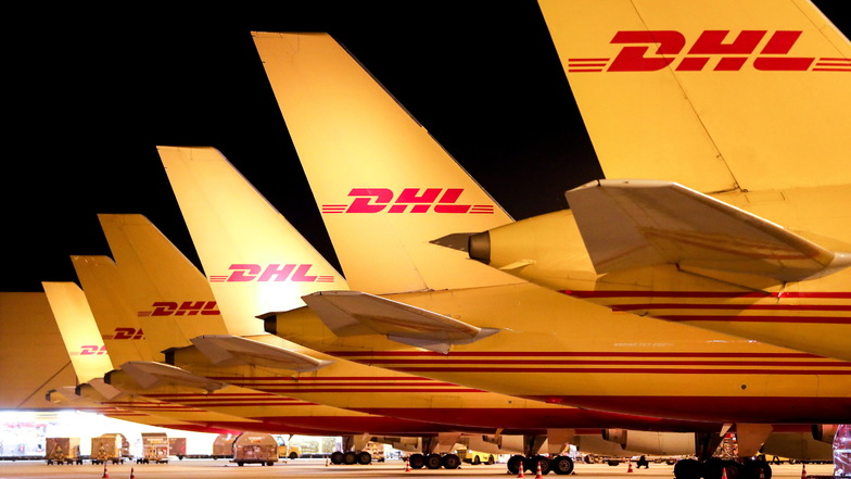 Frachtflieger des Logistikkonzerns DHL sind am Flughafen Leipzig/Halle geparkt. Das Warenaufkommen steigt, mehr Platz wird benötigt.