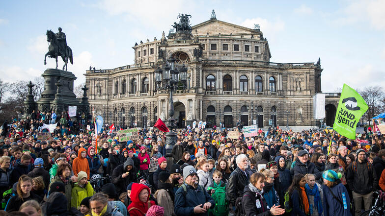 In Dresden wurde mehrfach für die Einhaltung der Klimaschutzziele demonstriert. Nun hat sich der Stadtrat geeinigt.