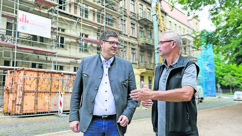 Kommwohnen-Chef Arne Myckert (links) und sein Bauingenieur Joachim Wätzig stehen vor den Wohnhäusern am Leipziger Platz.
