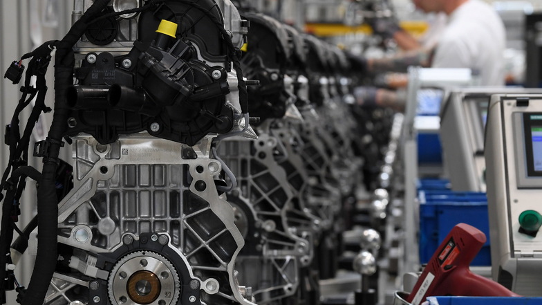 Motoren werden im VW-Motorenwerk in Chemnitz über die Fertigungslinie gefahren. Rund 613 000 Arbeitsplätze in Deutschland hängen nach einer Ifo-Studie am Bau von Benzin- und Dieselautos.