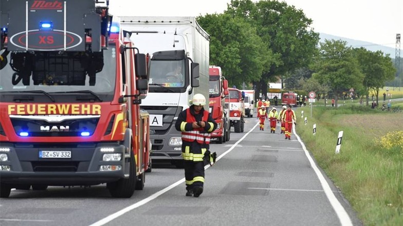 Bei einem Unfall auf der B 156 im Malschwitzer Ortsteil Briesing wurden am Mittwochabend mehrere Menschen verletzt.