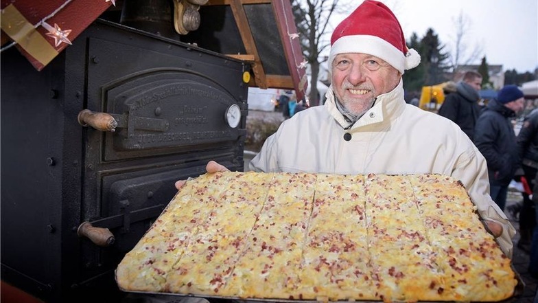 Lothar Kretzschmar holt in Ostrau seinen legendären Flammkuchen aus dem Holzofen.