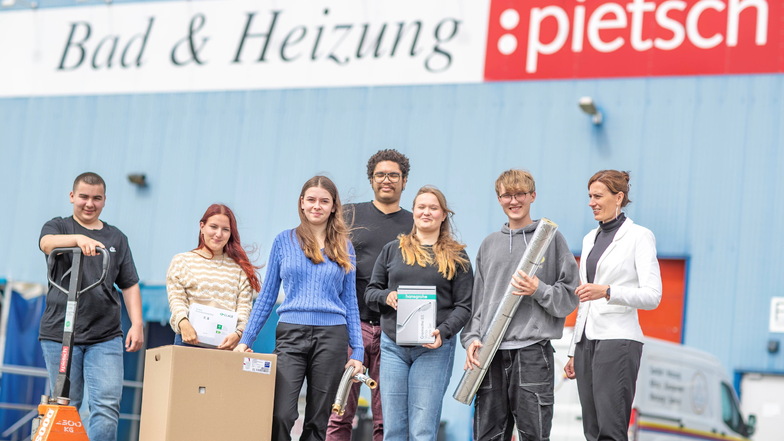 Die Ausbildungsleiterin von Pietsch Haustechnik in Ostrau Dagmar Pollmer empfängt die neuen Lehrlinge des Unternehmens.