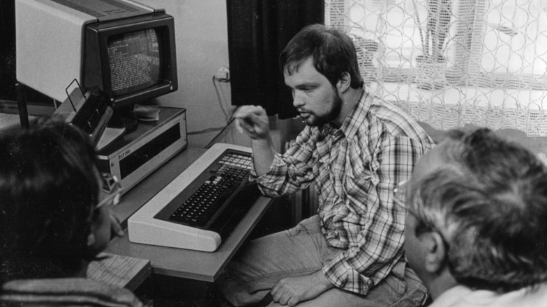 SZ-Redakteur Tilo Berger 1988 in der Zittauer Lokalredaktion. Dort staunten Besucher damals über die Robotron-Computer.