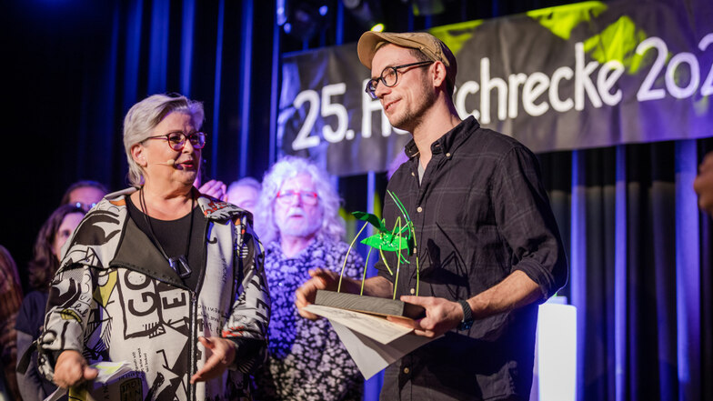 Beim 25. Liederfest „Hoyschrecke“ im vergangenen November, veranstaltet von der KulturFabrik Hoyerswerda, gewann Sven Garrecht den ersten Publikumspreis. Der Liedermacher und Kabarettist stammt aus Seligenstadt bei Frankfurt am Main.