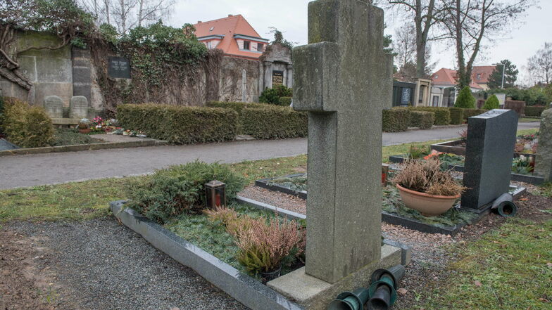Das Grab von Pfarrer Herbert Jungnitsch in Heidenau soll eingeebnet werden. Er hat in den 1960er-Jahren mindestens vier Kinder missbraucht.
