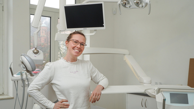 Die Bautzener Zahnärztin Maria Sahib betreibt künftig ihre eigene Praxis. Auf den Monitoren an den neuen Behandlungsstühlen kann sie ihren Patienten unter anderem Röntgenbilder zeigen.
