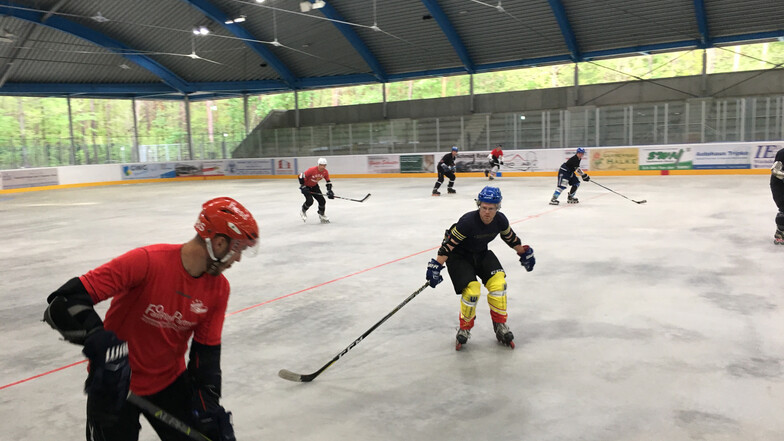 Die Grubenflitzer Nochten trainieren zweimal wöchentlich in Niesky im Inlinehockey. Zudem tragen sie auch die Ligaspiele im Eisstadion aus.