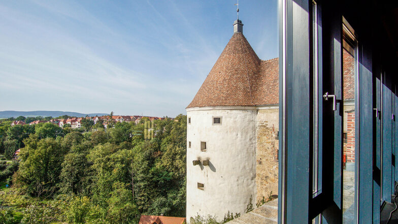 Blick auf den Burgwasserturm in Bautzen: Unbekannte hatten am Sonntag den Zugang versperrt und Scherben vergraben.