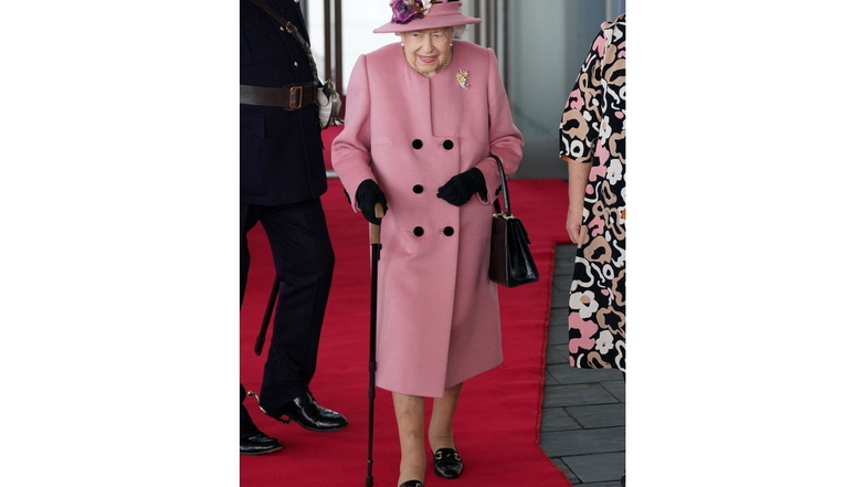 Die britische Königin Elizabeth II. kommt zur Eröffnungszeremonie des walisischen Parlaments – mit Gehstock.