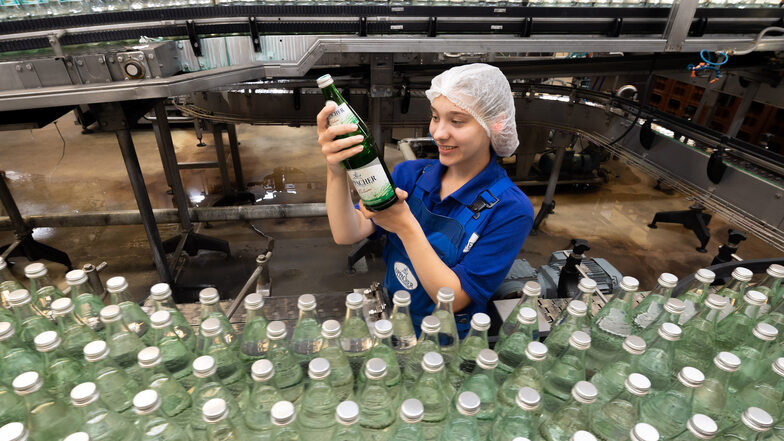 Annett Zentsch steht an der Bandanlage, die stündlich Tausende Flaschen mit Oppacher Mineralwasser füllt. Die junge Frau aus Ebersbach-Neugersdorf hat seit Kurzem ihren Facharbeiterbrief Fachkraft für Lebensmitteltechnik in der Tasche.