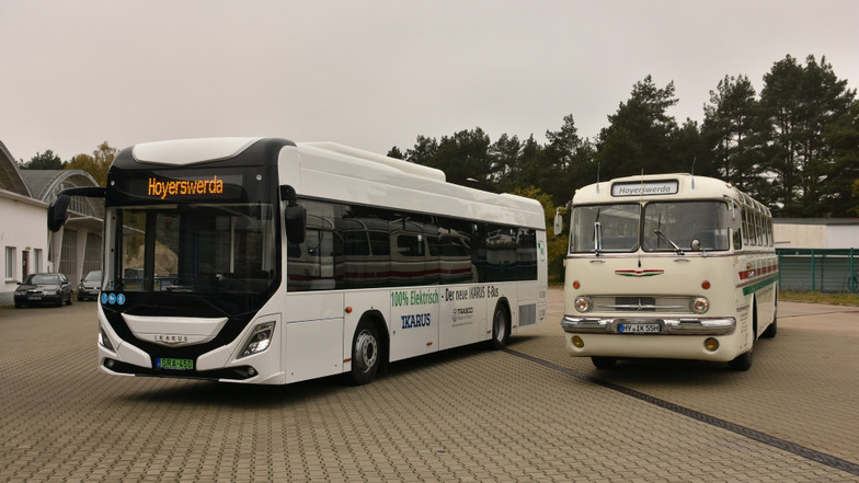 50 Jahre Ikarus-Busgeschichte nebeneinander: Links das aktuelle Vorserienmodell des Elektro-Busses 120e „City Pioneer“, rechts der Diesel-Ikarus 55 aus dem Jahr 1971. Der ist das Traditionsfahrzeug der Verkehrsgesellschaft Hoyerswerda.