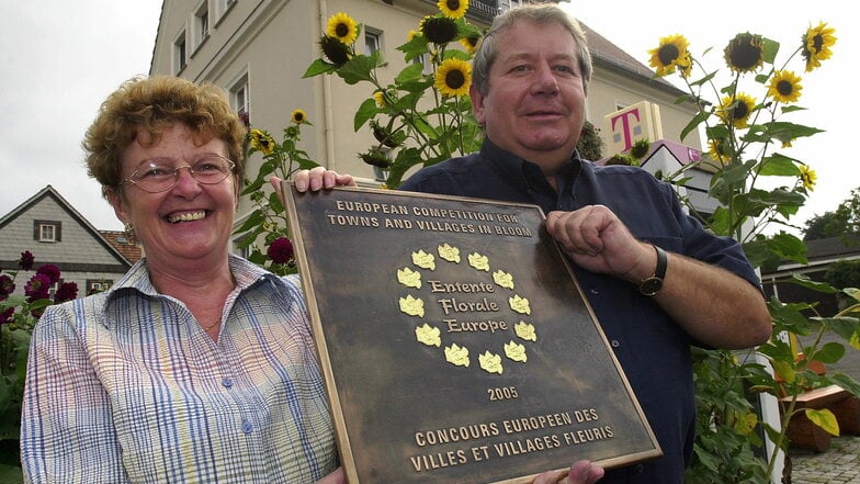 Ein großer Moment 2005: Der damalige Bertsdorf-Hörnitzer Bürgermeister Christian Linke und Evelin Schlender, bei der alle Fäden des Wettbewerbes zusammenliefen, mit der Siegerplakette.