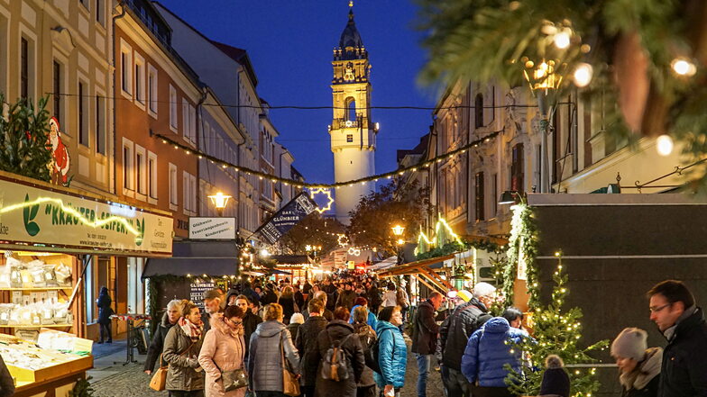 Auf der Bautzener Reichenstraße sollen sich im November und Dezember 2022 wieder die Besucher zwischen den Ständen des Wenzelsmarktes hindurchdrängen - nach drei Jahren Pause. Auch viele andere Städte und Gemeinden planen Weihnachtsmärkte.