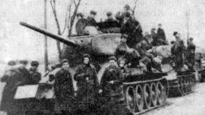 Das seltene historische Bilddokument zeigt polnische Truppen Ende April 1945 in der Lausitz. So ein Panzer vom sowjetischen Typ T34 könnte noch im Boden bei Ödernitz liegen.