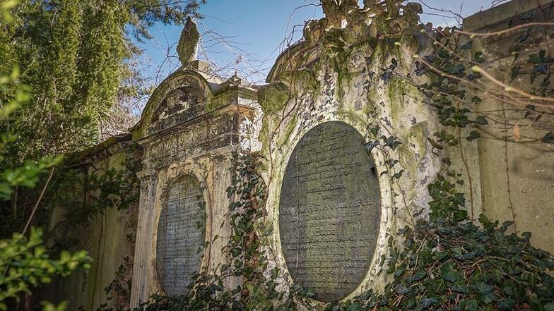 Das Grab des Bautzener Wohltäters ist bis heute auf dem Taucherfriedhof in Bautzen zu finden. Inschriften erinnern an sein Werk.