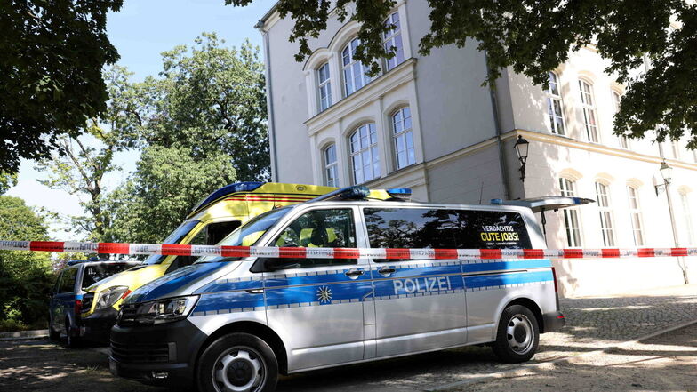 Abgesperrt: Zu einem Einsatz nach einem Messerangriff im Schulkomplex in der Kirchstraße in Bischofswerda wurden am 23. August Polizei, Rettungsdienst und Feuerwehr gerufen.
