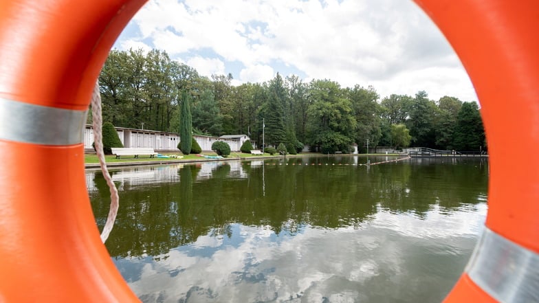 Der Blick aufs Wasser im Waldbad Langebrück beruhigt.