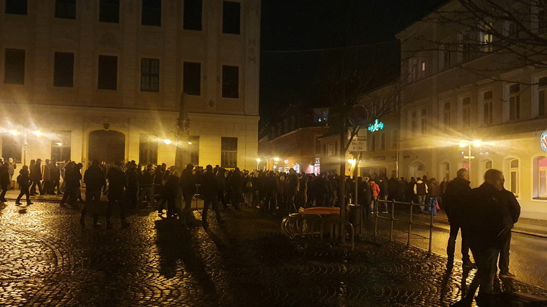 Demonstranten ziehen mit Trillerpfeifen durch Ottendorf