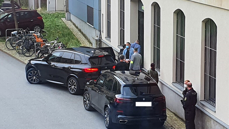 Polizisten bringen einen Angeklagten über einen Hintereingang zu seinem Prozess. Der Mann ist Kronzeuge in einem Verfahren gegen eine tschechische Autoschieber-Bande.