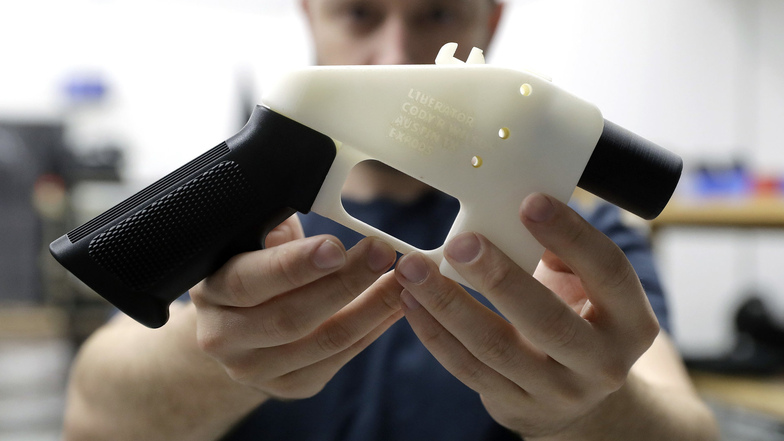Cody Wilson mit seiner Kunststoff-Pistole aus dem 3D-Drucker mit der Bezeichnung "Liberator". Die Bauanleitung dafür stellte er ins 2013 ins Netz.