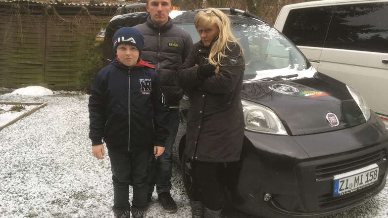 Gerlind Nitzsche mit ihren Söhnen Robin (l.) und Henrik vor dem Auto, das ihr nur Ärger macht.