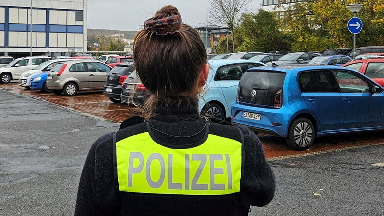 In Bautzen ist eine Polizistin - hier ein Symbolfoto - bei der Festnahme einer Ladendiebin verletzt worden.