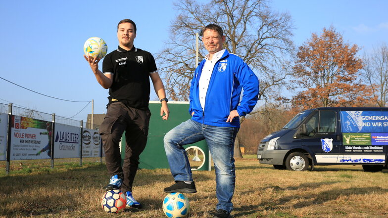 Kevin Käppler (l.) und Jack Köhler von der SG Oßling/Skaska freuen sich, dass sie neue Trainingsgeräte für den Verein kaufen konnten.