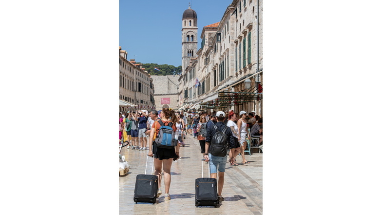 Touristen ziehen ihre Trolleys durch die Altstadt von Dubrovnik.