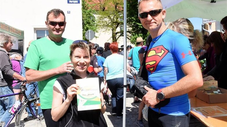 Auch diese Radsportler nehmen eine Urkunde über die Teilnahme an der 17. Sternradfahrt mit ins heimatliche Dittelsdorf.