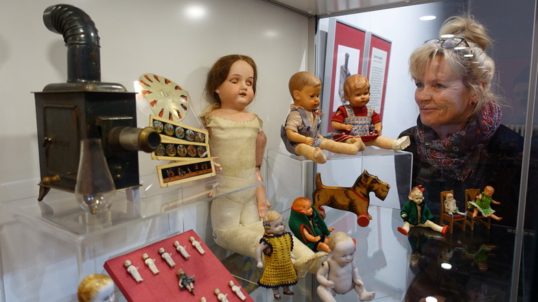 Museumschefin Kathrin Fuchs in der aktuellen Weihnachtsausstellung mit Spielzeug, das Döbelner zur Verfügung gestellt haben.