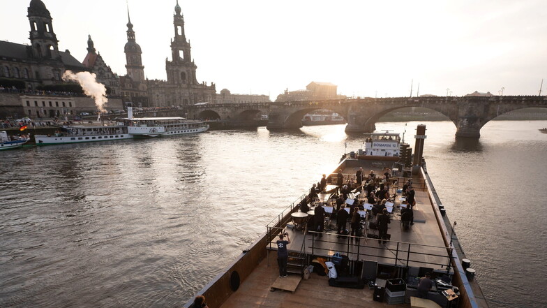 Das Konzert, bei dem die Musiker auf einem Schubverband mitten in der Elbe agierten, war Höhepunkt des Programmes "Elbkarawane".