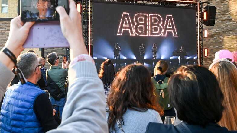 Fans beim Abba-Event "Abba Voyage" im Hotel "nhow Berlin".
