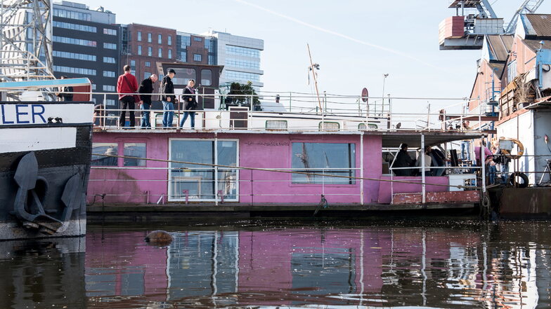 Blick auf das Hausboot von Schlagersänger Gunter Gabriel, das Olli Schulz und Fynn Kliemann 2018 gekauft haben. Nun wurde das restaurierte Hausboot an den ehemaligen Radprofi Rick Zabel verkauft.