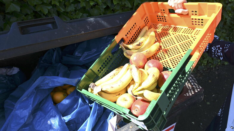 Wer Nahrung aus Supermarkt-Mülltonnen nimmt, muss möglicherweise mit Strafe rechnen. Das will die Linksfraktion im Bundestag ändern.