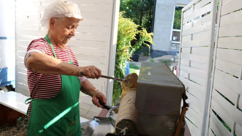 Teresa Biziewska ist in Polen Königin des Baumkuchens. Ihr süßes Gebäck stellt die 70-Jährige
seit vielen Jahren nach einem Familienrezept her.