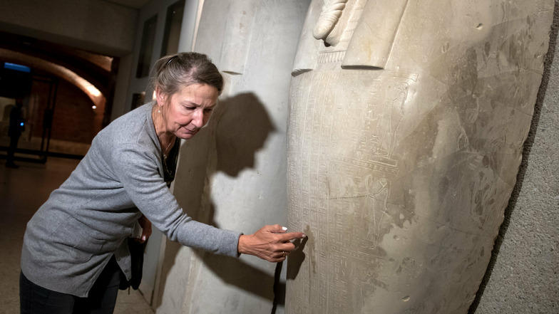 Friederike Seyfried, Direktorin des Ägyptischen Museums, zeigt Spuren der Sachbeschädigungen an einem Sarkophag des Propheten Ahmose im Neuen Museum.