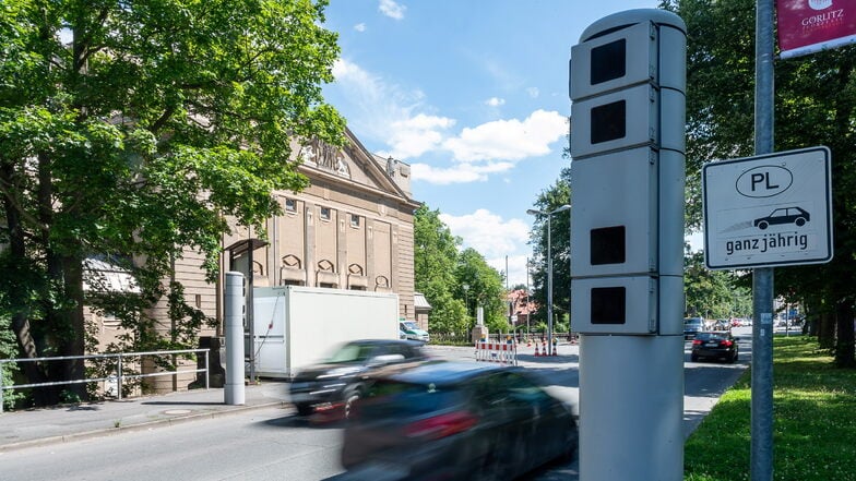 Die Überwachungskameras, wie hier vor der Görlitzer Stadthalle, sind seit Jahren fester Bestandteil des Stadtbildes.